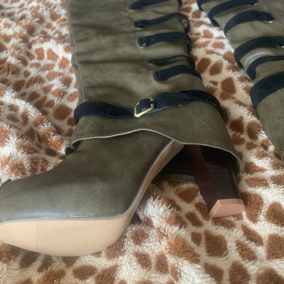 Size 7.5-8. new and never worn. Olive green with black accents. Round toe - Picture 3 of 6